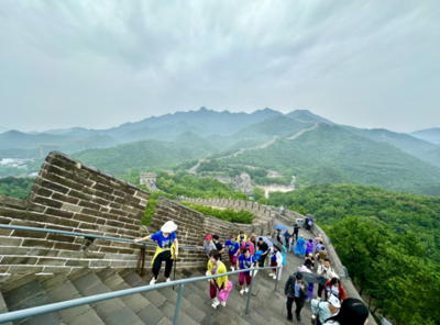 端午首日八達(dá)嶺再現(xiàn)“水墨丹青”奇景，園區(qū)多措并舉保障游客體驗(yàn)