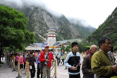 九寨溝單日游客破2萬(wàn)，景區(qū)管理如何應(yīng)對(duì)春游高峰？